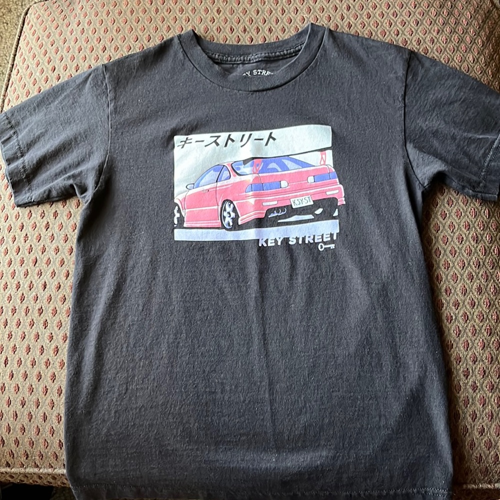key street t shirt with pink and purple car